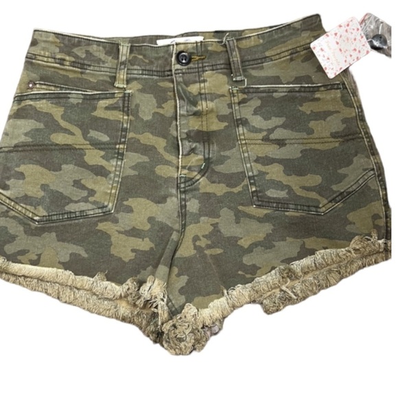 NWT FREE PEOPLE ARMY CAMO SHORTS  SZ 27CRVY BUTTON FLY HIGH WAISTED RAW HEM - Picture 4 of 15